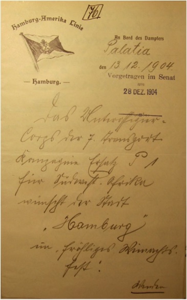 Carta com cumprimentos natalícios enviados ao Senado de Hamburgo por soldados coloniais, a viajar a bordo de um navio comercial que realiza transporte de tropas, dezembro de 1904. Fonte: © Arquivo Estatal de Hamburgo: 111-1 Senat (séc. XII – séc. XX), Nr. 47053. Fotografia: Jan Kawlath